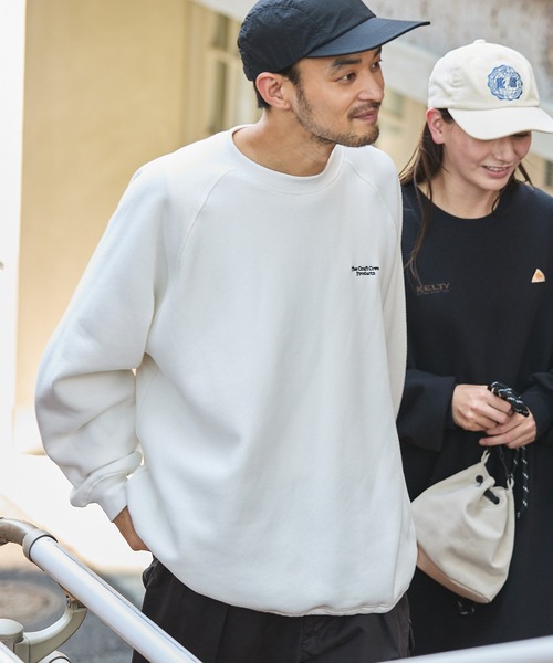 THE CRAFT CREW PRODUCTS（ザクラフトクループロダクツ）の「ファンクショナルファブリック ロゴ刺繍 ビッグシルエット ドローコード ラグランスリーブ裏起毛スウェット＜保温加工＞【THE CRAFT CREW PRODUCTS】（スウェット・メンズ・ネイビー/チャコール/ブラック系/モスグリーン/ブラウン/ブラック/グレー/オフホワイト・L/M/S）」の2枚目の写真