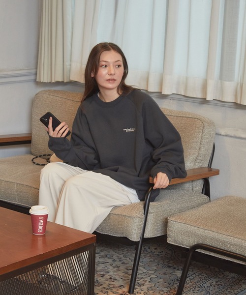 THE CRAFT CREW PRODUCTS（ザクラフトクループロダクツ）の「ファンクショナルファブリック ロゴ刺繍 ビッグシルエット ドローコード ラグランスリーブ裏起毛スウェット＜保温加工＞【THE CRAFT CREW PRODUCTS】（スウェット・メンズ・ネイビー/チャコール/ブラック系/モスグリーン/ブラウン/ブラック/グレー/オフホワイト・L/M/S）」の13枚目の写真