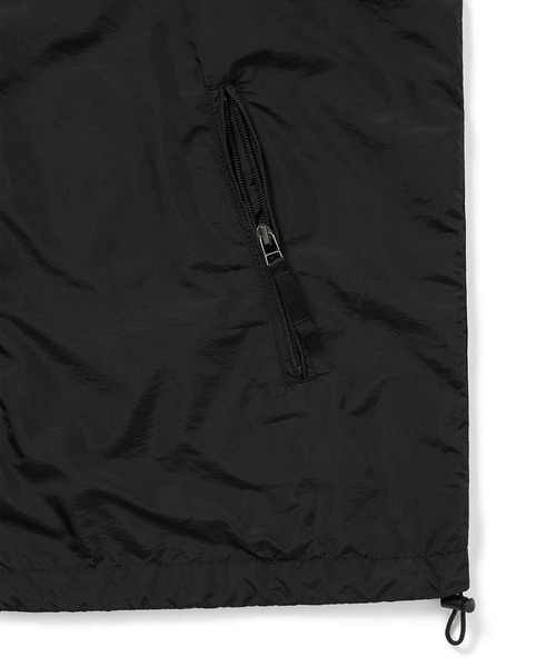 thisisneverthat(ディスイズネバーザット)の「SP-Logo Windbreaker(マウンテンパーカー・メンズ・ブラック/マルチ/グリーン系その他/レッド系その他・L/M/S/XL)」の20枚目の写真