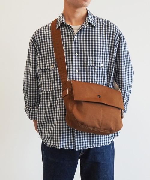 UNTRACK(アントラック)の「アントラック ショルダーバッグ ニュースペーパー 6L 60401(ショルダーバッグ・メンズ・ブラウン/ネイビー/ブラック/カーキ・FREE)」の1枚目の写真