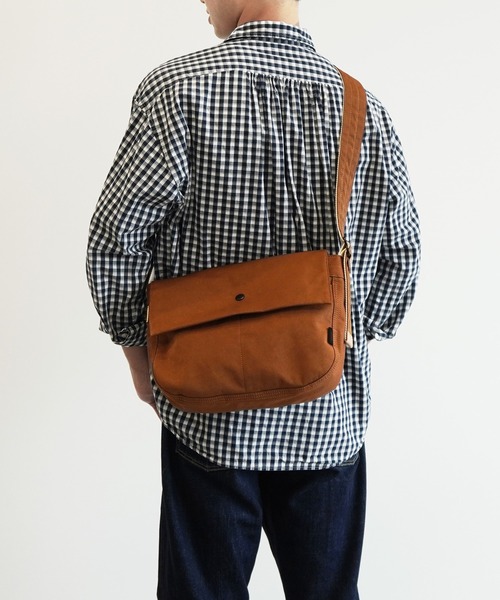 UNTRACK(アントラック)の「アントラック ショルダーバッグ ニュースペーパー 6L 60401(ショルダーバッグ・メンズ・ブラウン/ネイビー/ブラック/カーキ・FREE)」の5枚目の写真