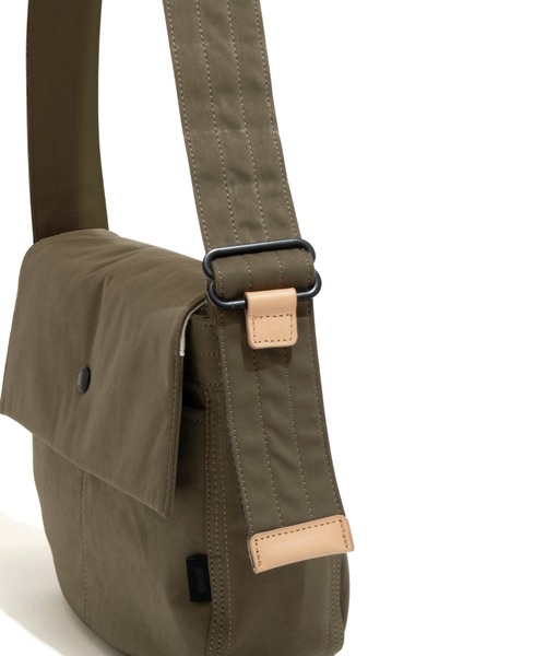 UNTRACK(アントラック)の「アントラック ショルダーバッグ ニュースペーパー 6L 60401(ショルダーバッグ・メンズ・ブラウン/ネイビー/ブラック/カーキ・FREE)」の14枚目の写真
