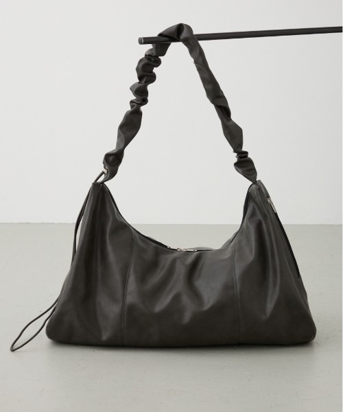 AZUL by moussy（アズールバイマウジー）の「ビッグショルダーバッグ（ショルダーバッグ・メンズ・ブラック/ダークグレー・FREE）」の2枚目の写真