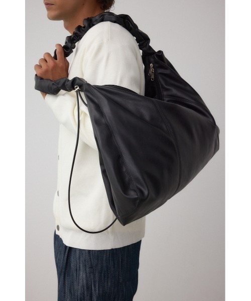 AZUL by moussy（アズールバイマウジー）の「ビッグショルダーバッグ（ショルダーバッグ・メンズ・ブラック/ダークグレー・FREE）」の3枚目の写真