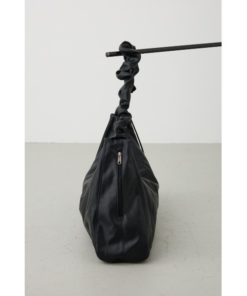 AZUL by moussy（アズールバイマウジー）の「ビッグショルダーバッグ（ショルダーバッグ・メンズ・ブラック/ダークグレー・FREE）」の7枚目の写真