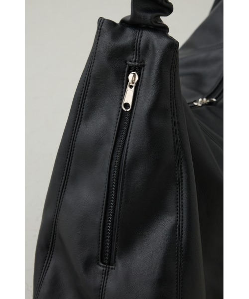 AZUL by moussy（アズールバイマウジー）の「ビッグショルダーバッグ（ショルダーバッグ・メンズ・ブラック/ダークグレー・FREE）」の11枚目の写真