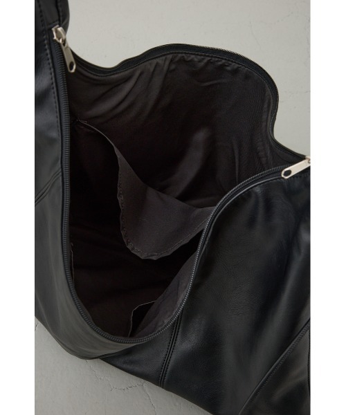 AZUL by moussy（アズールバイマウジー）の「ビッグショルダーバッグ（ショルダーバッグ・メンズ・ブラック/ダークグレー・FREE）」の15枚目の写真