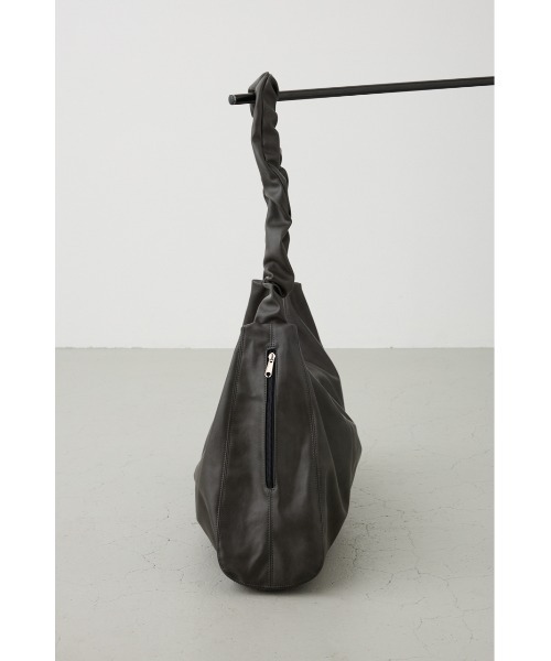 AZUL by moussy（アズールバイマウジー）の「ビッグショルダーバッグ（ショルダーバッグ・メンズ・ブラック/ダークグレー・FREE）」の20枚目の写真