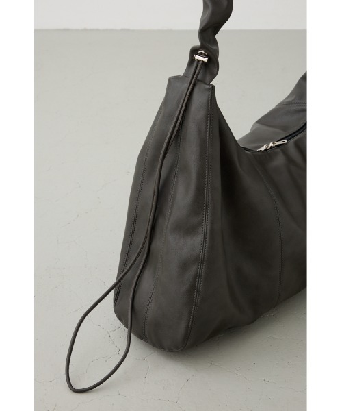 AZUL by moussy（アズールバイマウジー）の「ビッグショルダーバッグ（ショルダーバッグ・メンズ・ブラック/ダークグレー・FREE）」の22枚目の写真