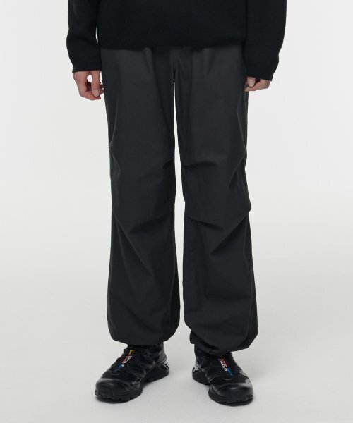 MUSINSA STANDARD（ムシンサスタンダード）の「コットンパラシュートパンツ[ダークグレー]（その他パンツ・メンズ・その他・40/38/42/36/34/28/29/32/30/31/33/26/27）」の2枚目の写真