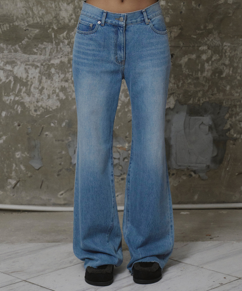 ERER(エルエル)の「Washed Bootcut Denim Pants Sky Blue(デニムパンツ・レディース・スカイブルー・1/2)」の4枚目の写真