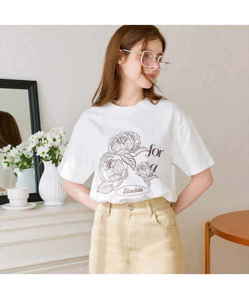 SLOWLOLLI(スローローリ)の「Flower-lettering t-shirt_2 Colors(Tシャツ/カットソー・レディース・ブラック/ホワイト・FREE)」の1枚目の写真