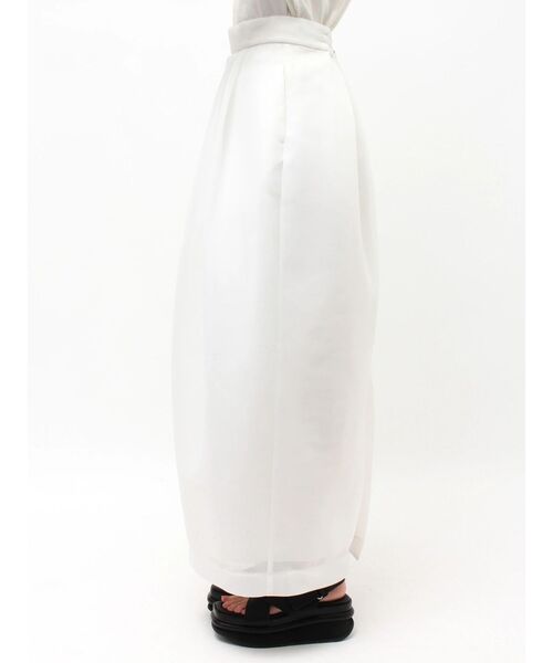 ELENDEEK(エレンディーク)の「メッシュボンディングタックスカート(スカート・レディース・オフホワイト/ブラック・01/02)」の3枚目の写真