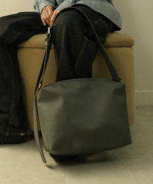 INNEQ（イネク）の「Chunky Buckle Standard Bag gray（メッセンジャーバッグ）」