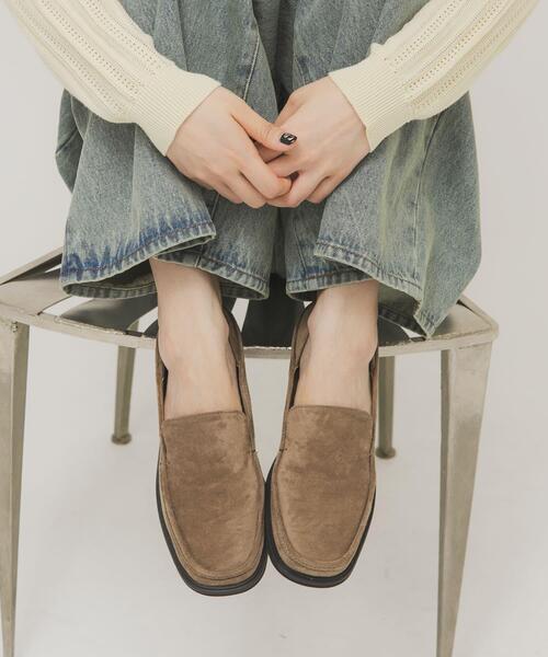 KBF（ケイビーエフ）の「スクエアトゥスライドローファー（ローファー・レディース・ダークブラウン/ベージュ・37/38/36）」の3枚目の写真