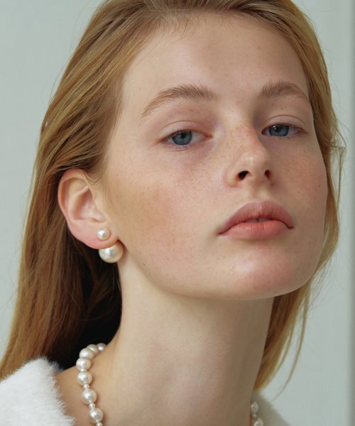 LOVE ME MONSTER(ラブミーモンスター)の「Pearl & Pearl Earrings(ピアス(両耳用)・レディース・アイボリー・FREE)」の1枚目の写真
