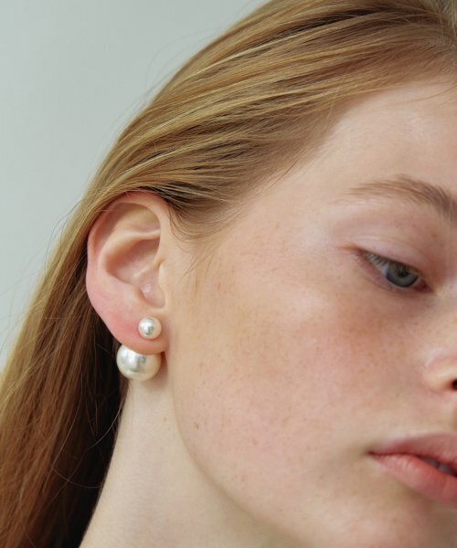 LOVE ME MONSTER(ラブミーモンスター)の「Pearl & Pearl Earrings(ピアス(両耳用)・レディース・アイボリー・FREE)」の2枚目の写真