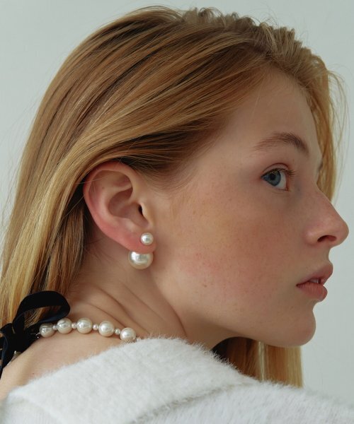 LOVE ME MONSTER(ラブミーモンスター)の「Pearl & Pearl Earrings(ピアス(両耳用)・レディース・アイボリー・FREE)」の3枚目の写真