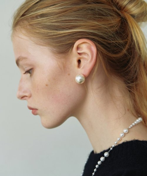 LOVE ME MONSTER(ラブミーモンスター)の「Pearl & Pearl Earrings(ピアス(両耳用)・レディース・アイボリー・FREE)」の5枚目の写真