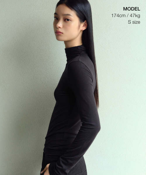 MUSINSA STANDARD WOMAN（ムシンサスタンダードウーマン）の「ウィメンズウールテンセルスリムタートルネック長袖Tシャツ[ブラック]（Tシャツ/カットソー・レディース・その他・X-SMALL/SMALL/MEDIUM/LARGE）」の2枚目の写真