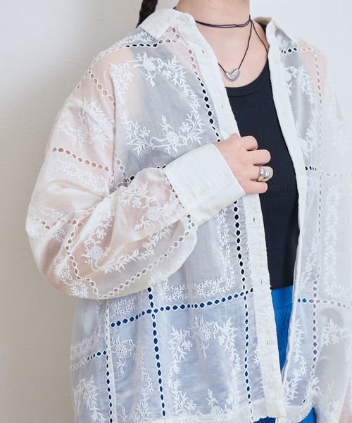 LHELBIE(レルビエ)の「エンブロイダリーシアーシャツ(シャツ/ブラウス・レディース・オフホワイト/ブラック・M)」の2枚目の写真