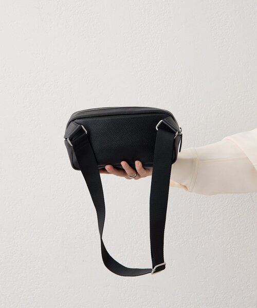 ear PAPILLONNER（イアパピヨネ）の「《本革/290g》エンボスボディバッグ（ショルダーバッグ・レディース・ブラック/ベージュ/パープル・FREE）」の6枚目の写真