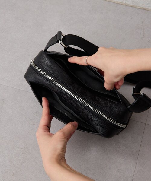 ear PAPILLONNER(イアパピヨネ) 本革　ボディバッグ 本革/290g》エンボスボディバッグ（ショルダーバッグ）｜ear