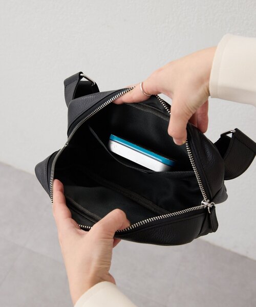 【ear PAPILLONNER】【完全新品未使用】ボディバック セール】《本革/290g》エンボスボディバッグ（ショルダーバッグ）｜ear