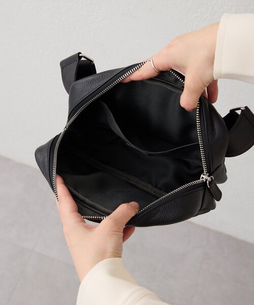 本革/290g》エンボスボディバッグ（ショルダーバッグ）｜ear