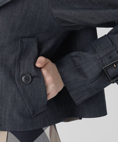 BLUE LABEL CRESTBRIDGE（ブルーレーベルクレストブリッジ）の「バックコンシャスショートトレンチコート（トレンチコート・レディース・ベージュ/ダークネイビー・38/36）」の7枚目の写真