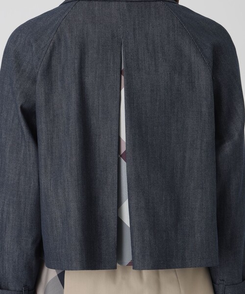 BLUE LABEL CRESTBRIDGE（ブルーレーベルクレストブリッジ）の「バックコンシャスショートトレンチコート（トレンチコート・レディース・ベージュ/ダークネイビー・38/36）」の9枚目の写真