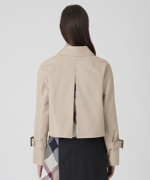 BLUE LABEL CRESTBRIDGE（ブルーレーベルクレストブリッジ）の「バックコンシャスショートトレンチコート（トレンチコート・レディース・ベージュ/ダークネイビー・38/36）」の15枚目の写真