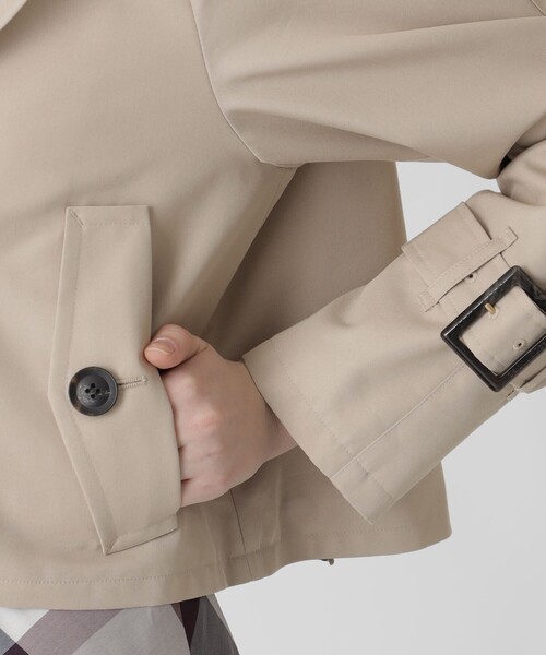 BLUE LABEL CRESTBRIDGE（ブルーレーベルクレストブリッジ）の「バックコンシャスショートトレンチコート（トレンチコート・レディース・ベージュ/ダークネイビー・38/36）」の16枚目の写真