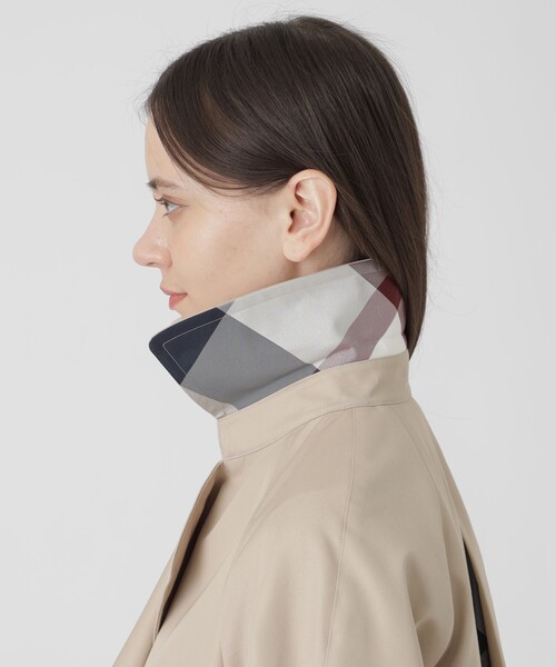 BLUE LABEL CRESTBRIDGE（ブルーレーベルクレストブリッジ）の「バックコンシャスショートトレンチコート（トレンチコート・レディース・ベージュ/ダークネイビー・38/36）」の17枚目の写真