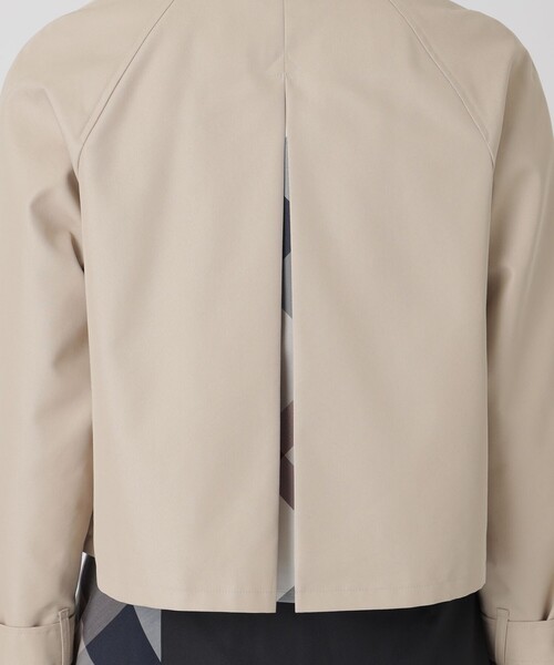 BLUE LABEL CRESTBRIDGE（ブルーレーベルクレストブリッジ）の「バックコンシャスショートトレンチコート（トレンチコート・レディース・ベージュ/ダークネイビー・38/36）」の18枚目の写真