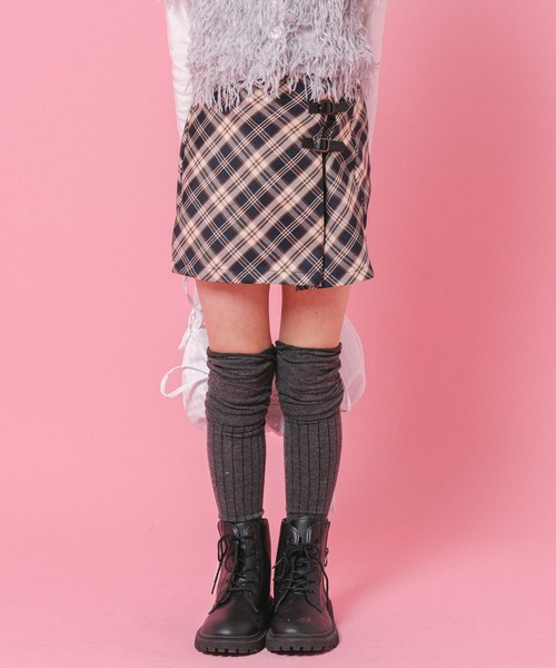 URBAN CHERRY（アーバンチェリー）の「【インナーパンツ付き】ダブルベルトチェックラップスカート（スカート・キッズ・イエロー/ネイビー/ピンク/グレー・110cm/120cm/130cm/140cm/150cm）」の3枚目の写真