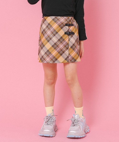 URBAN CHERRY（アーバンチェリー）の「【インナーパンツ付き】ダブルベルトチェックラップスカート（スカート・キッズ・イエロー/ネイビー/ピンク/グレー・110cm/120cm/130cm/140cm/150cm）」の4枚目の写真