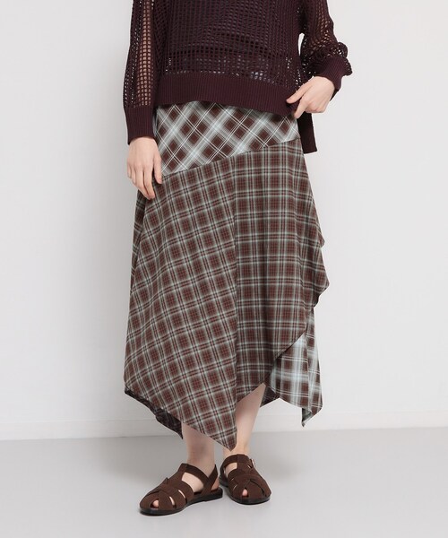 THE SHOP TK （ザ ショップ ティーケー ）の「チェック柄アシンメトリースカート（スカート・レディース・ブラック系1/ダークブラウン系1・12/13）」の2枚目の写真