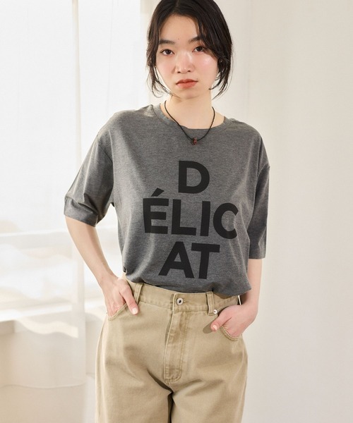 mysty woman（ミスティウーマン）の「DELICATロゴTEESS 668387（Tシャツ/カットソー・レディース・ブラック/チャコールグレー/オフホワイト・FREE）」の3枚目の写真