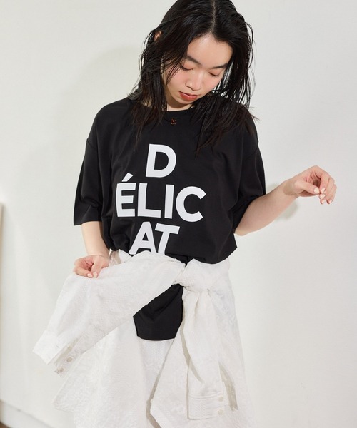 mysty woman（ミスティウーマン）の「DELICATロゴTEESS 668387（Tシャツ/カットソー・レディース・ブラック/チャコールグレー/オフホワイト・FREE）」の2枚目の写真