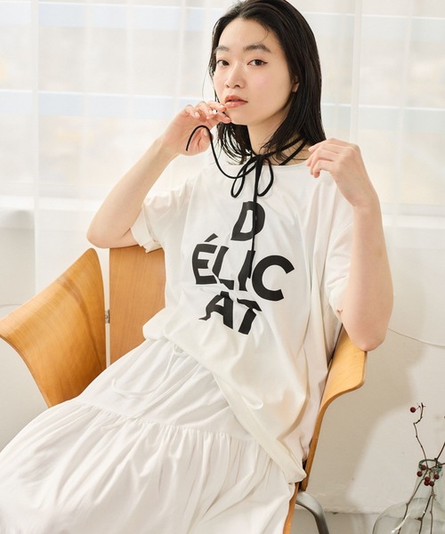 mysty woman（ミスティウーマン）の「DELICATロゴTEESS 668387（Tシャツ/カットソー・レディース・ブラック/チャコールグレー/オフホワイト・FREE）」の4枚目の写真
