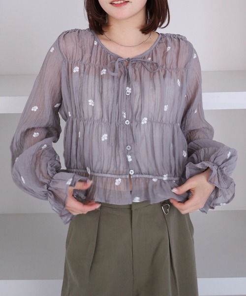 archives（アルシーヴ）の「花柄刺繍ギャザーブラウス（シャツ/ブラウス・レディース・グレー/アイボリー/ブラック・MEDIUM）」の3枚目の写真