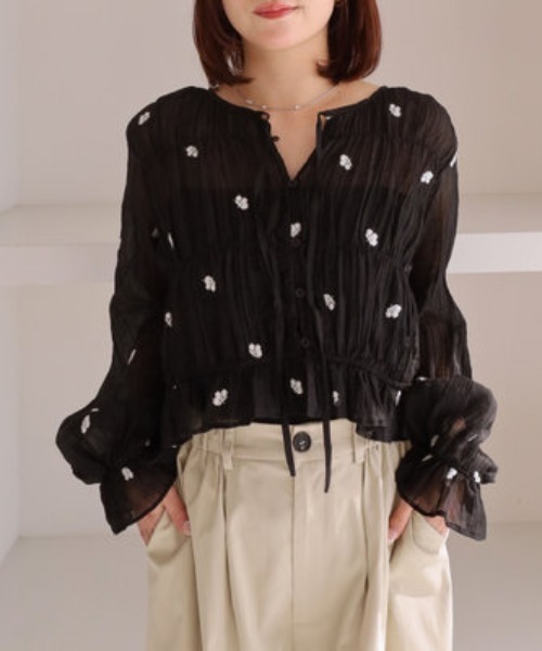 archives（アルシーヴ）の「花柄刺繍ギャザーブラウス（シャツ/ブラウス・レディース・グレー/アイボリー/ブラック・MEDIUM）」の2枚目の写真