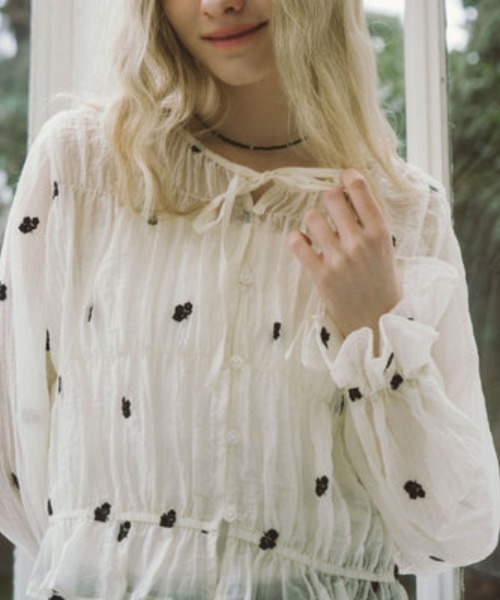 archives（アルシーヴ）の「花柄刺繍ギャザーブラウス（シャツ/ブラウス・レディース・グレー/アイボリー/ブラック・MEDIUM）」の6枚目の写真