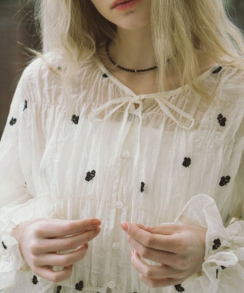 archives（アルシーヴ）の「花柄刺繍ギャザーブラウス（シャツ/ブラウス・レディース・グレー/アイボリー/ブラック・MEDIUM）」の8枚目の写真