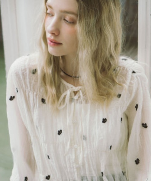 archives（アルシーヴ）の「花柄刺繍ギャザーブラウス（シャツ/ブラウス・レディース・グレー/アイボリー/ブラック・MEDIUM）」の5枚目の写真