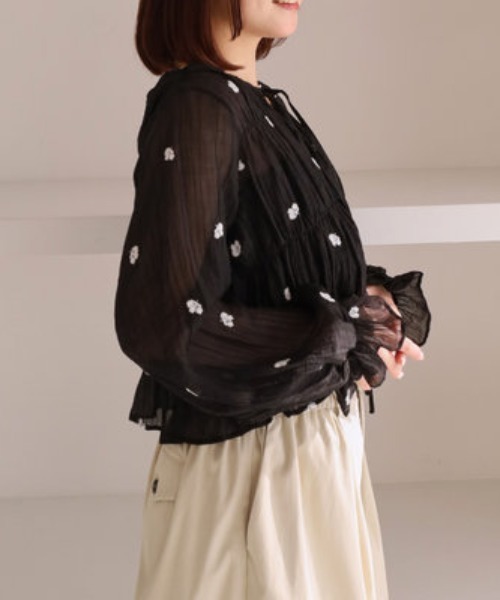 archives（アルシーヴ）の「花柄刺繍ギャザーブラウス（シャツ/ブラウス・レディース・グレー/アイボリー/ブラック・MEDIUM）」の15枚目の写真