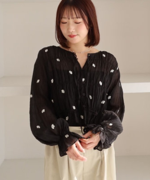 archives（アルシーヴ）の「花柄刺繍ギャザーブラウス（シャツ/ブラウス・レディース・グレー/アイボリー/ブラック・MEDIUM）」の14枚目の写真