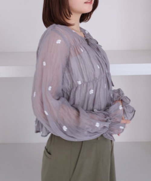 archives（アルシーヴ）の「花柄刺繍ギャザーブラウス（シャツ/ブラウス・レディース・グレー/アイボリー/ブラック・MEDIUM）」の22枚目の写真