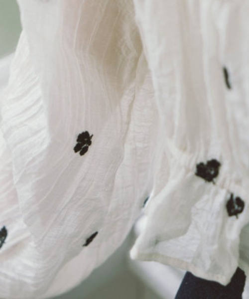 archives（アルシーヴ）の「花柄刺繍ギャザーブラウス（シャツ/ブラウス・レディース・グレー/アイボリー/ブラック・MEDIUM）」の13枚目の写真